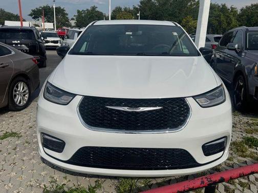 White 2025 Chrysler Pacifica Select