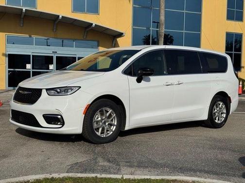 White 2025 Chrysler Pacifica Select
