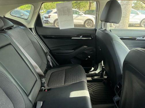 Clear White / Black Roof 2024 Kia Seltos S