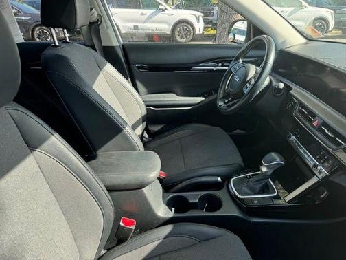 Clear White / Black Roof 2024 Kia Seltos S