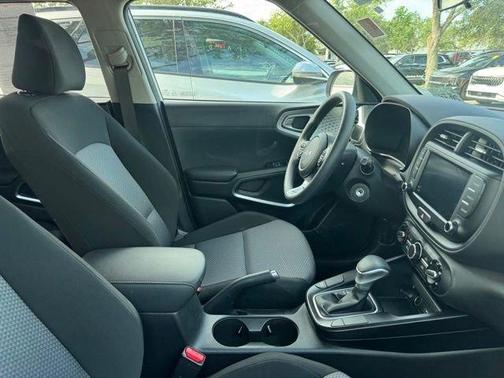 White 2025 Kia Soul LX