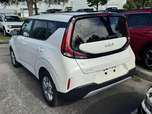 White 2025 Kia Soul LX