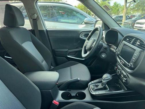 White 2025 Kia Soul LX