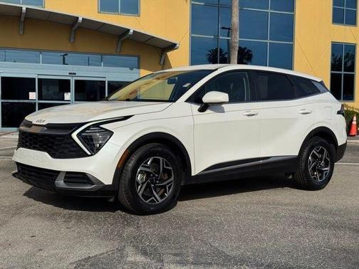 White 2024 Kia Sportage LX