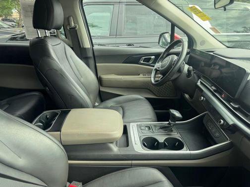 Red 2025 Kia Carnival LXS