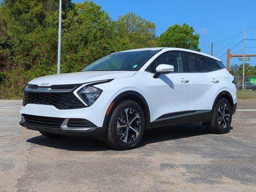 White 2023 Kia Sportage EX