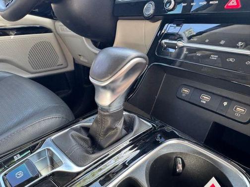 Snow White Pearl 2024 Kia Carnival SX Prestige