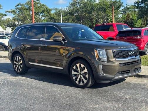 Green 2022 Kia Telluride S