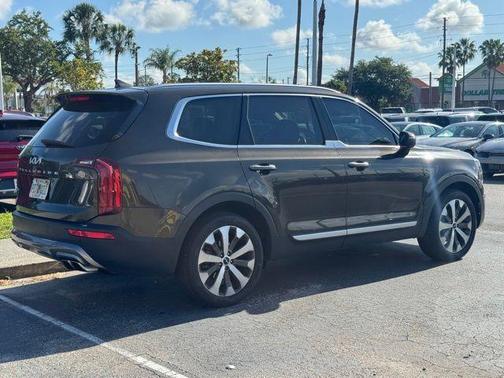 Green 2022 Kia Telluride S