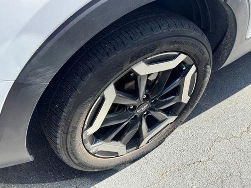 White 2023 Kia Telluride S