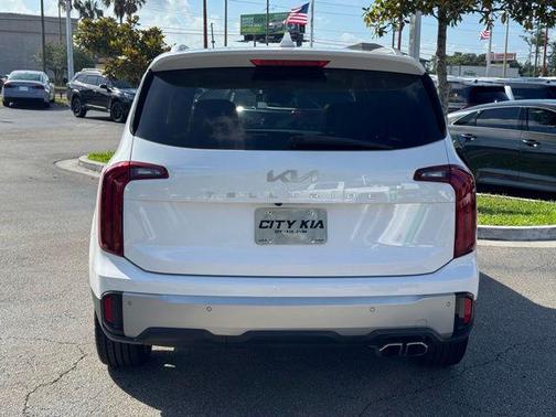 White 2023 Kia Telluride S