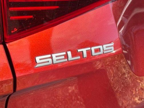 Orange 2023 Kia Seltos S