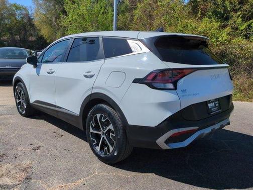 White 2023 Kia Sportage EX