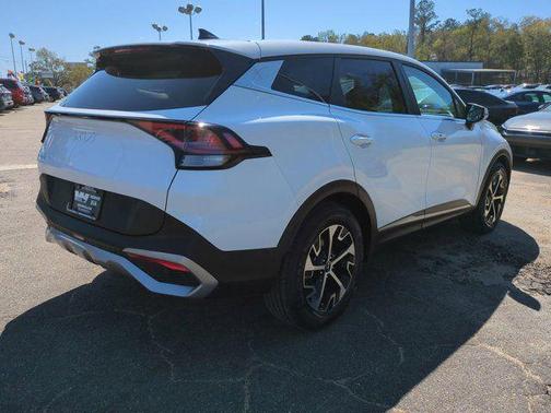 White 2023 Kia Sportage EX