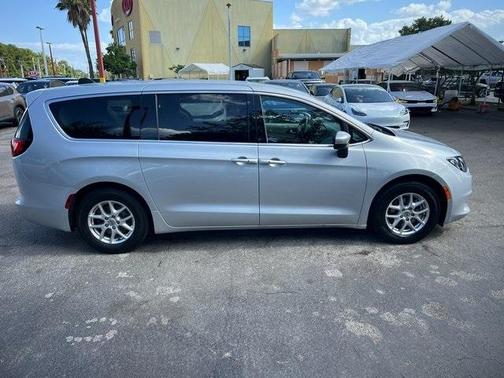 2022 Chrysler Voyager LX