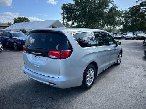 2022 Chrysler Voyager LX