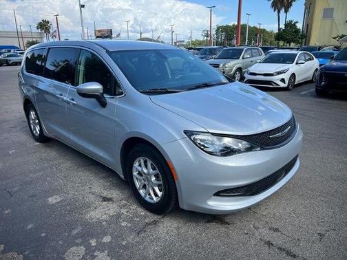 2022 Chrysler Voyager LX