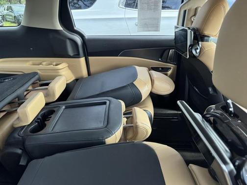 2023 Kia Carnival LX
