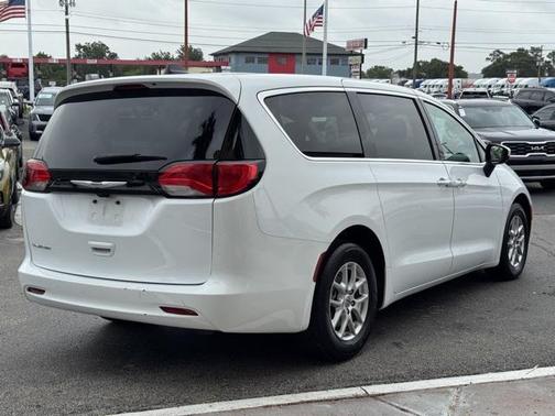 2023 Chrysler Voyager LX