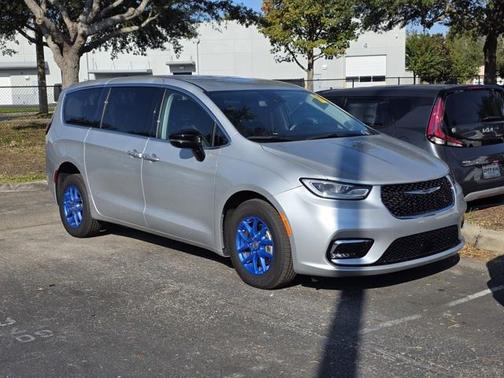 2024 Chrysler Pacifica Touring-L