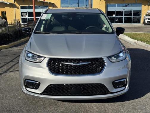 2024 Chrysler Pacifica Touring-L