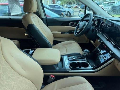 White 2024 Kia Carnival EX