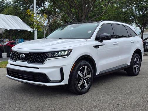 White 2021 Kia Sorento S