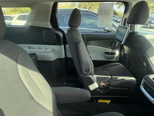 2022 Kia Carnival LX