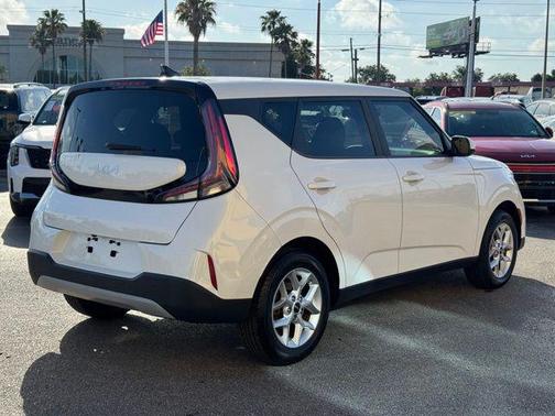 White 2023 Kia Soul LX