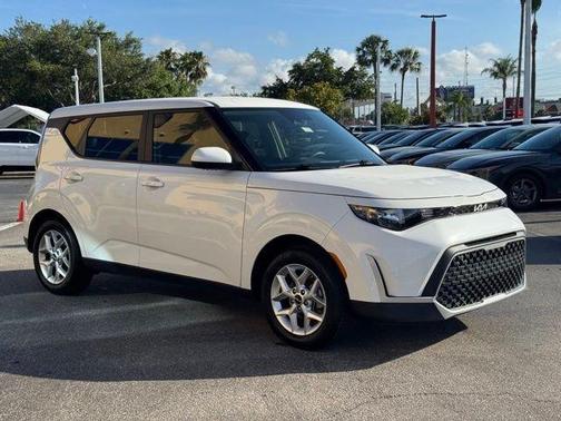 White 2023 Kia Soul LX