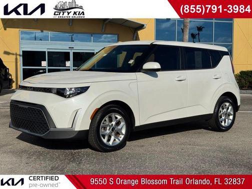 White 2023 Kia Soul LX