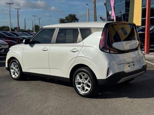 White 2023 Kia Soul LX