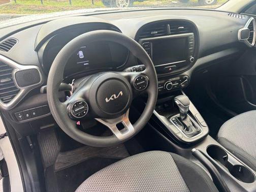White 2023 Kia Soul LX