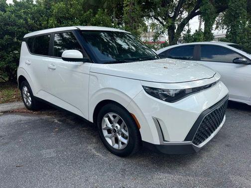 White 2023 Kia Soul LX