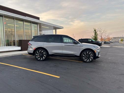 Gray Matter Metallic Clearcoat 2026 Lincoln Nautilus Reserve