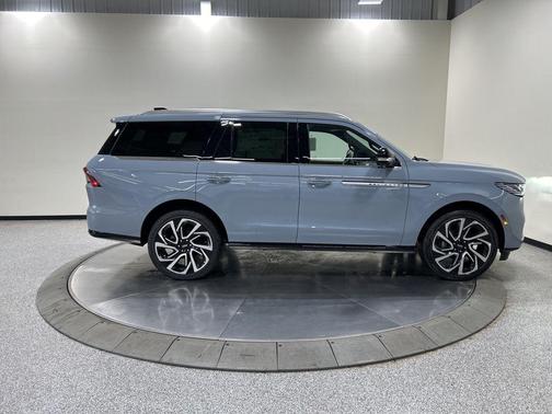 Gray Mist Metallic Tri-Coat 2026 Lincoln Navigator Reserve