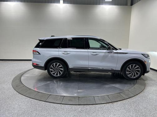 Crystal White Metallic Clearcoat 2025 Lincoln Aviator Premiere