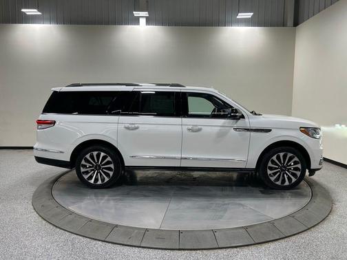 Pristine White Metallic Tri-Coat 2023 Lincoln Navigator Reserve