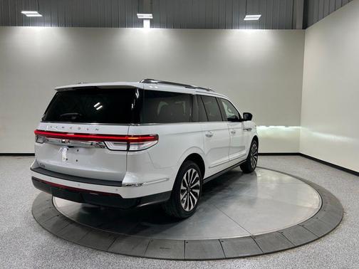Pristine White Metallic Tri-Coat 2023 Lincoln Navigator Reserve