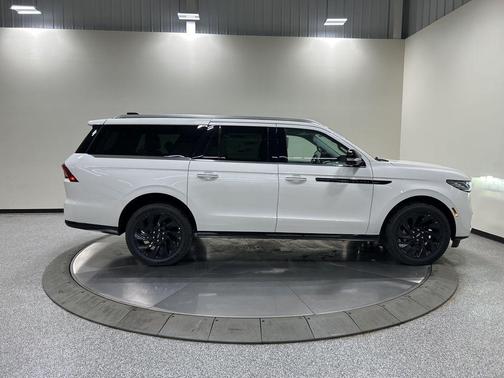 Star White Metallic Tri-Coat 2026 Lincoln Navigator Black Label