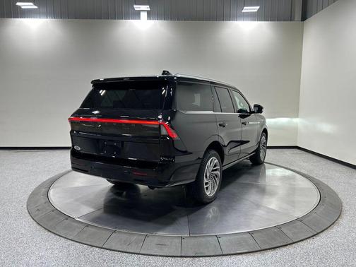 Infinite Black Metallic Clearcoat 2026 Lincoln Navigator Reserve