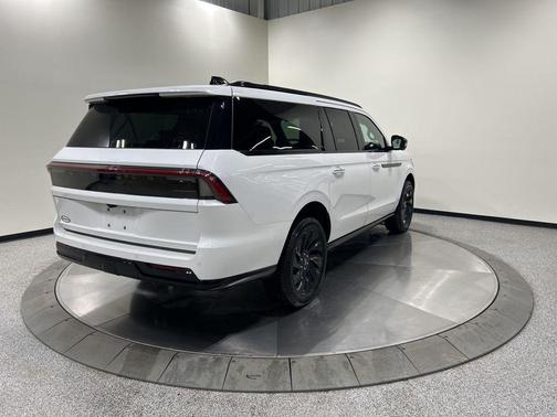 Star White Metallic Tri-Coat 2026 Lincoln Navigator Reserve