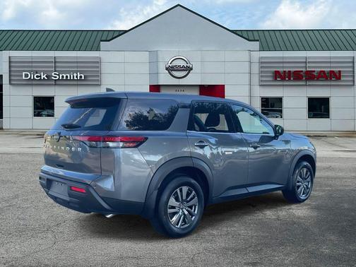 2025 Nissan Pathfinder S
