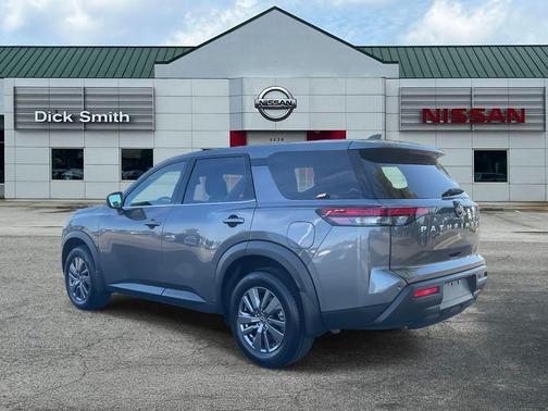 2025 Nissan Pathfinder S