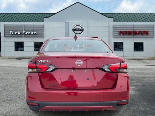 Scarlet Ember 2025 Nissan Versa 1.6 SV