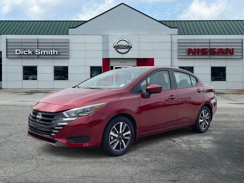 Scarlet Ember 2025 Nissan Versa 1.6 SV
