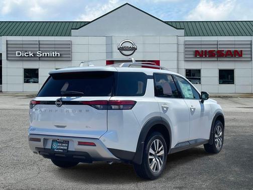2025 Nissan Pathfinder SL