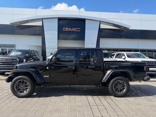 Black Clearcoat 2023 Jeep Gladiator Overland