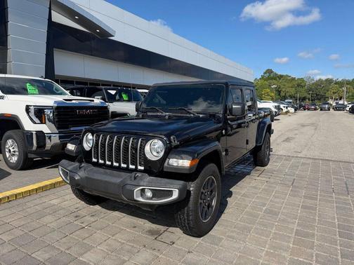 Black Clearcoat 2023 Jeep Gladiator Overland