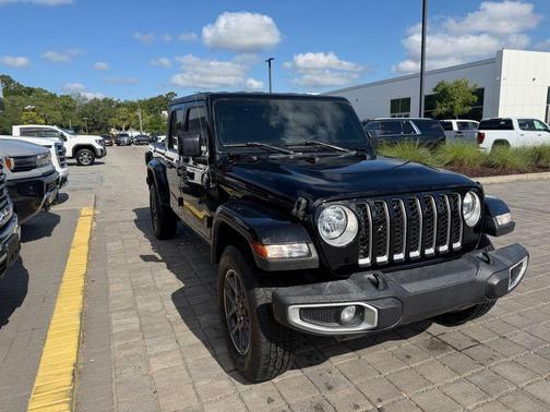 Black Clearcoat 2023 Jeep Gladiator Overland